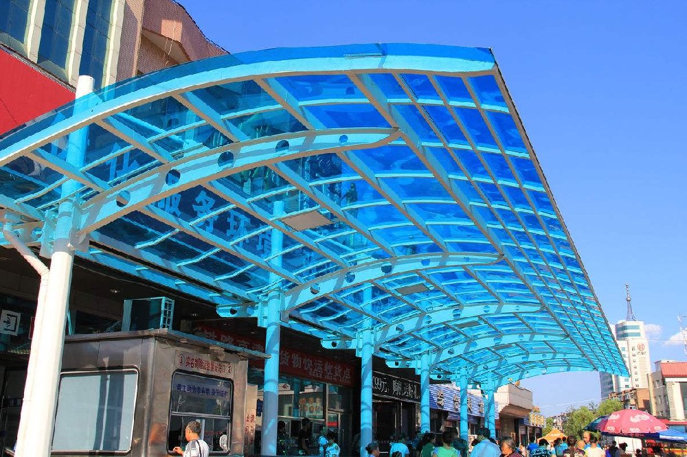 講述雨棚材料的性（xìng）能特點